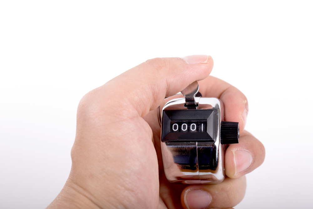 Защо стюардесите държат ръцете си зад гърба при кацане