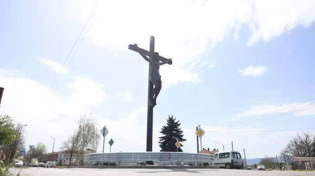  Издигнаха 12-метров кръст с разпнат Христос на кръстовище в Елин Пелин (СНИМКИ) 