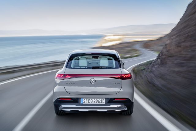 Mercedes EQS SUV дебютира, за да диктува новата мода на пазара