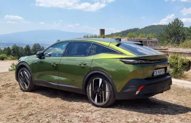 Тествахме новото Peugeot 408. Дизайнът привлича погледи, но достатъчно ли е това и какви са цените у нас?