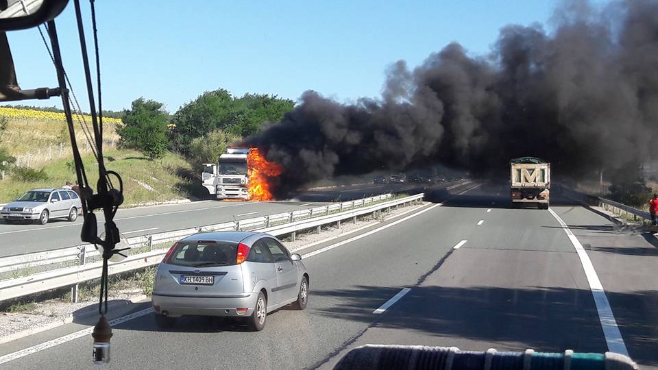 Камион горя на магистрала "Струма" (СНИМКИ)