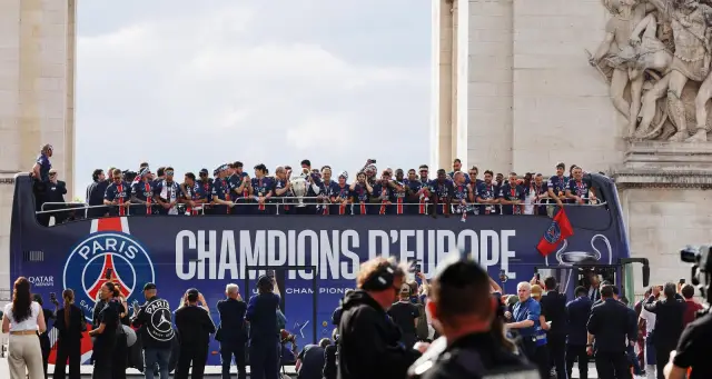 Уникален церемониал на ПСЖ в Париж (ВИДЕО+ СНИМКИ)