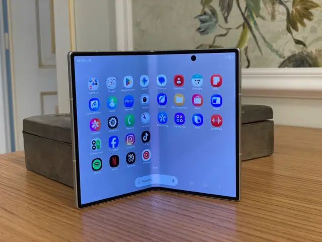 Тествахме Galaxy Z Fold8 - смартфонът, който променя сгъваемите устройства
