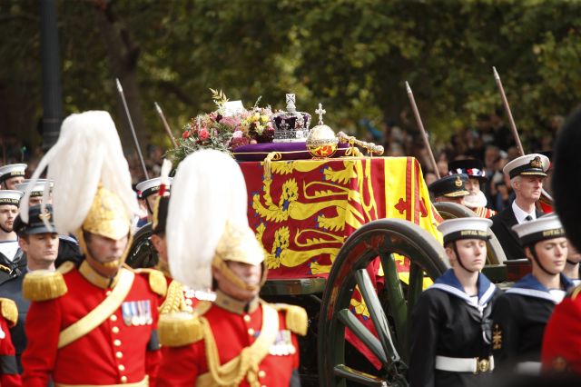 Ковчегът на кралица Елизабет Втора пристигна в Уиндзорския дворец  - 3