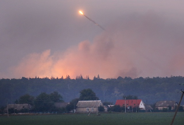 Украйна овладя огнения ад в складовете в Калиновка (СНИМКИ)
