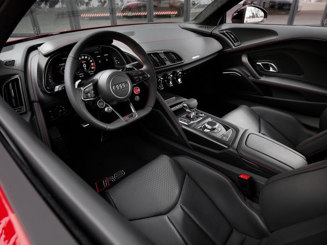 Audi представи новото по-мощно R8 със "задно"