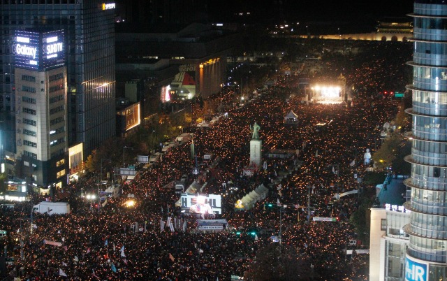 Един срещу друг в Сеул: Протестиращи vs. полицаи (ВИДЕО)