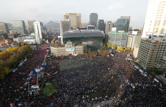 Един срещу друг в Сеул: Протестиращи vs. полицаи (ВИДЕО)