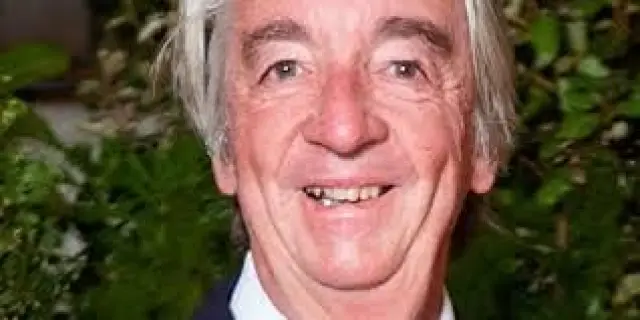 Коварен ласкател и манипулатор обрал 90-годишното днес "първо момиче на Бонд"