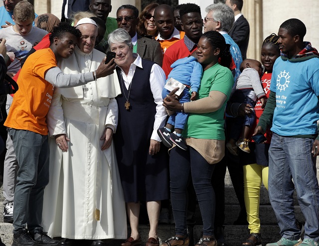 Папата сближава местни жители и мигранти