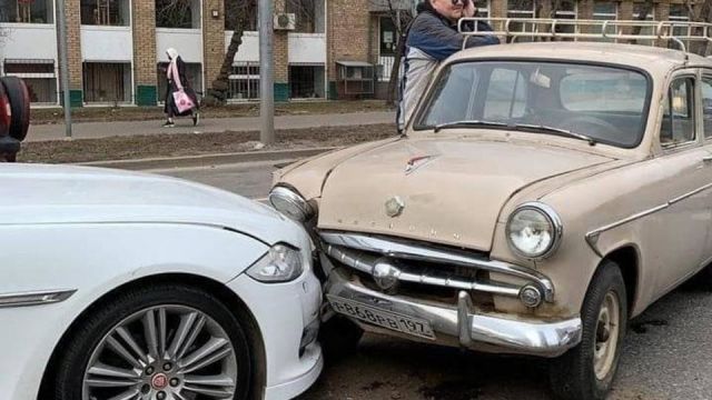  Сблъсък на епохите: Москвич попадна в злополука с Jaguar 