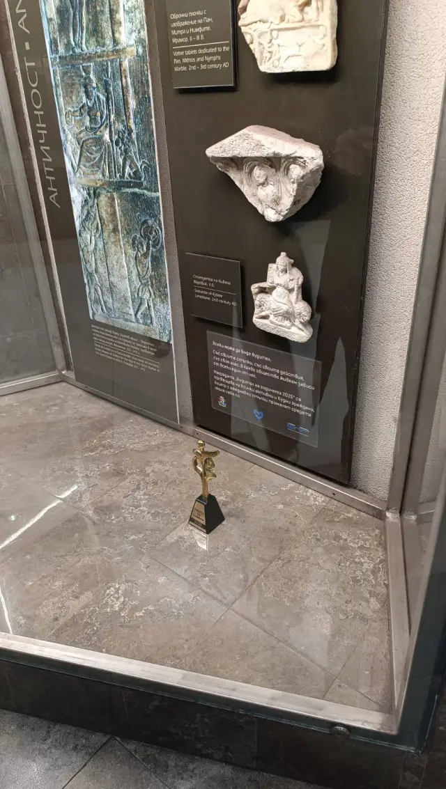 Будителят на годината Мартин Атанасов остави наградата си на метростанция „ Сердика “