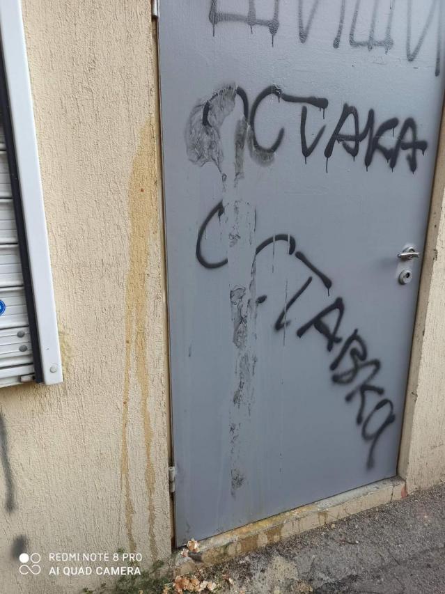 Протестиращи атакуваха офис на ГЕРБ в София (СНИМКИ)