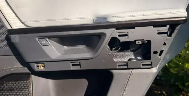 Защо собственици на Rivian използват червени въжета в интериора на автомобилите си?