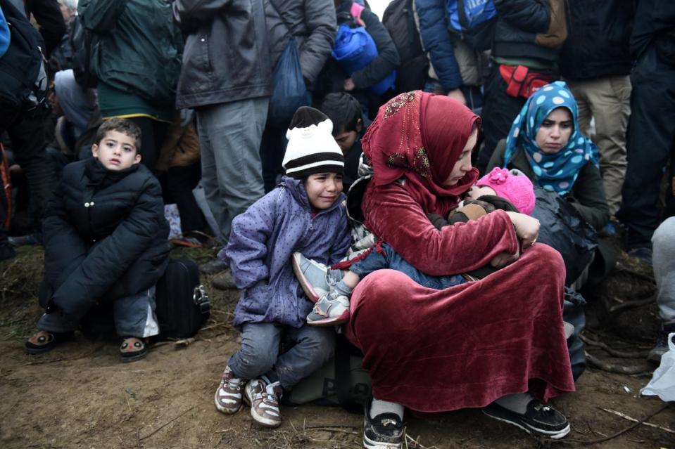Ядосани мигранти блокираха ж.п. линия на македонската граница