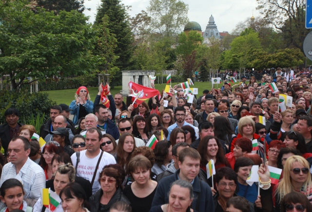 Хиляди в центъра на София, за да зърнат папата