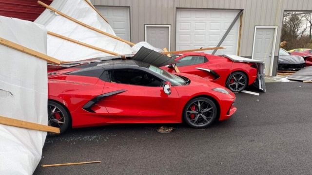 Торнадо изпочупи десетки нови коли и спря производството на Corvette 