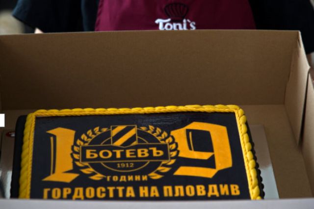  Футболистите на Ботев Пд черпиха служащите на 