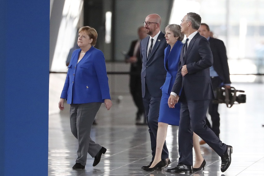 Тежък сблъсък между Меркел и Мей по време на срещата на НАТО (СНИМКИ)