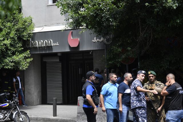 Арестуваха нападателя, взел заложници в банката в Бейрут 