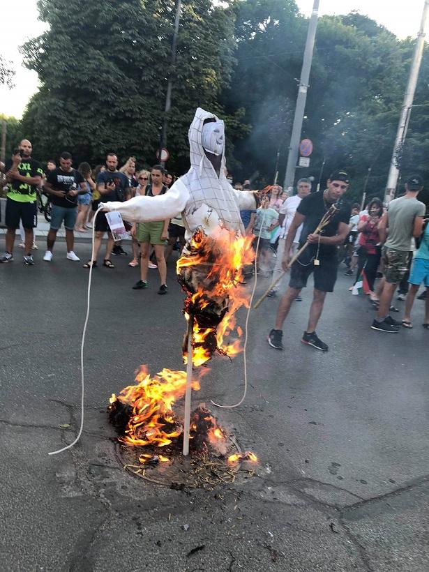 Протестиращи запалиха чучело на Борисов в Стара Загора