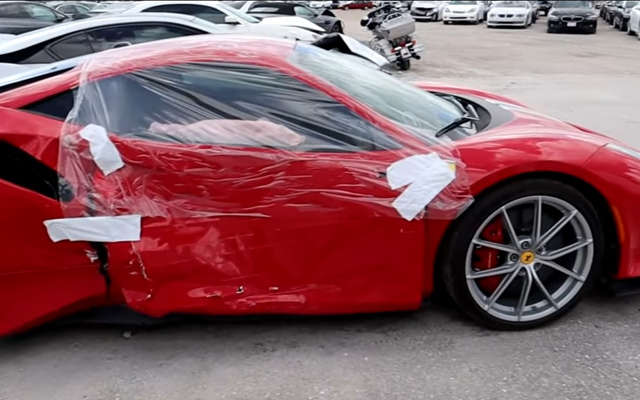 Продава се чисто ново ударено Ferrari