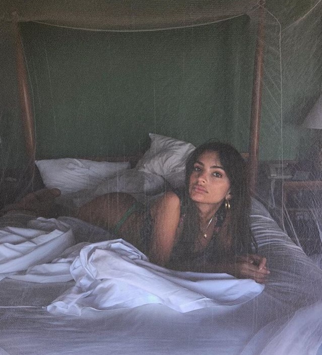 Този влудяващ танц на Емили Ратайковски на плажа, стана причина за... (ВИДЕО)