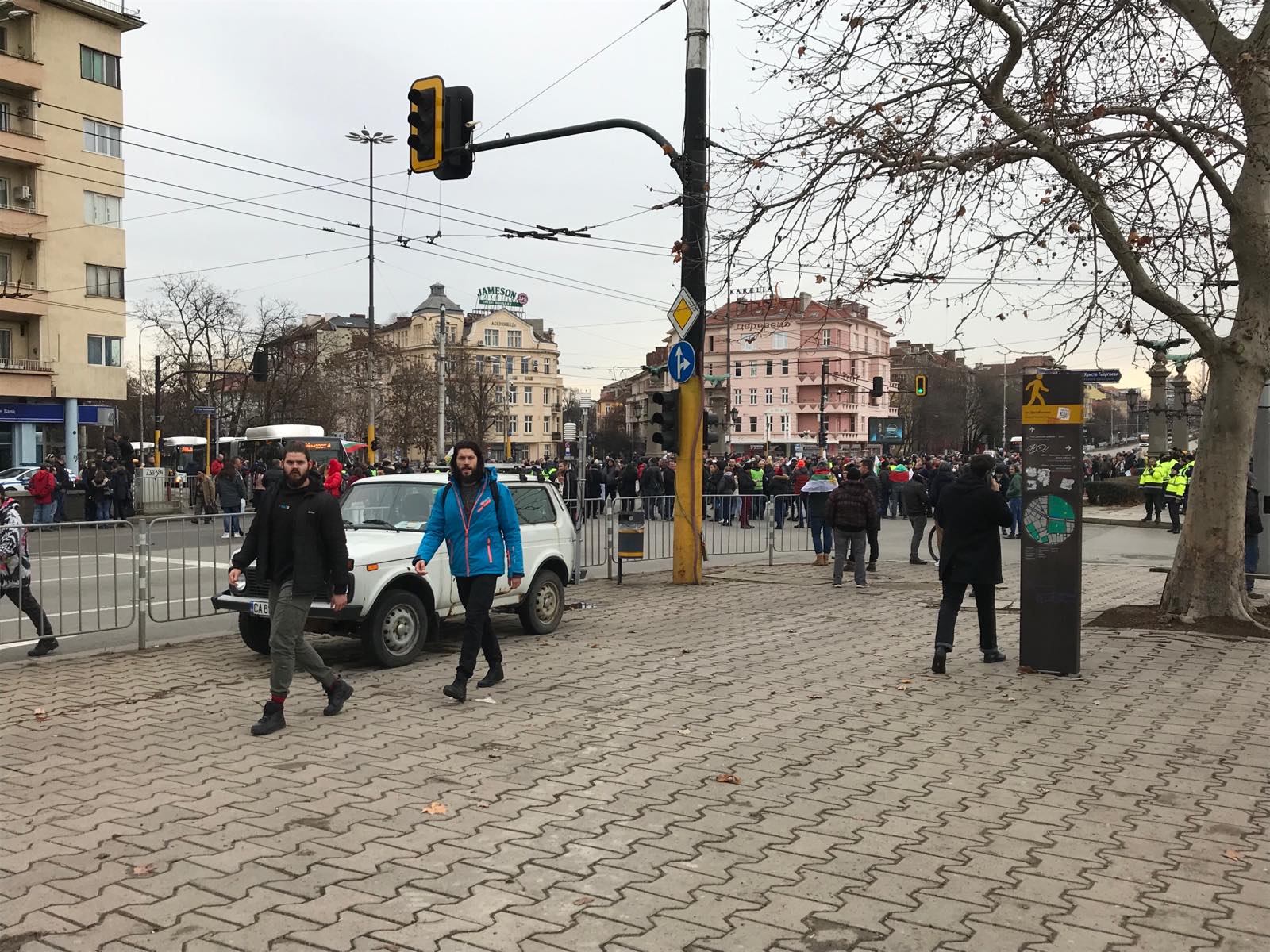 Напрежението расте: Протестиращите блокираха "Орлов мост" СНИМКИ