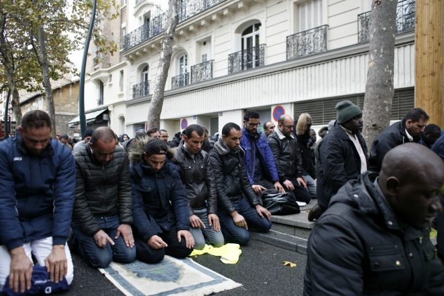 Мюсюлманска молитва предизвика напрежение в Париж
