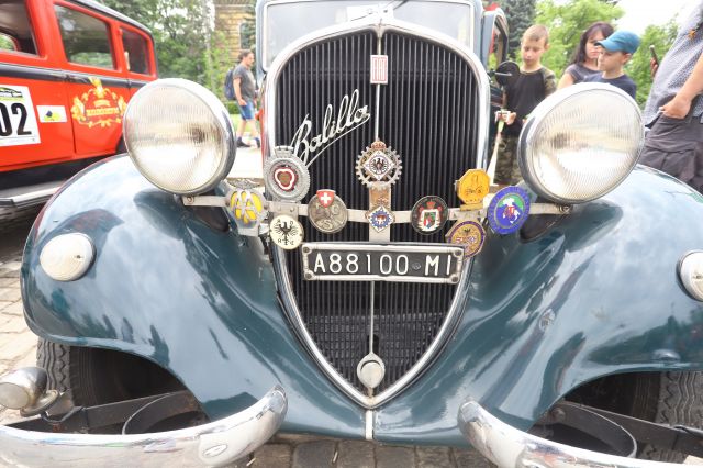 Десетки се събраха на ретро парад на коли от 30-те години и соца (СНИМКИ)
