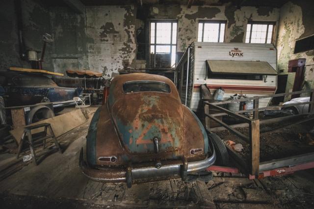 Любопитната история на автомобили, открити в сградата на изоставено училище