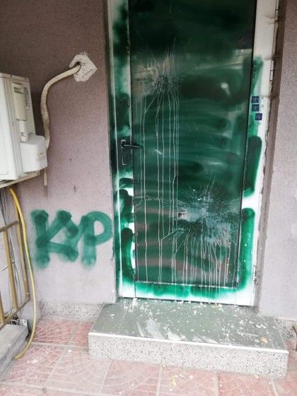 Атакуваха офиса на ГЕРБ в столичния квартал "Лозенец" (СНИМКИ)