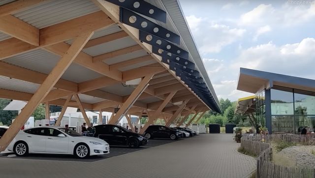 Tesla добави басейн към най-голямата зарядна станция в Германия (ВИДЕО)