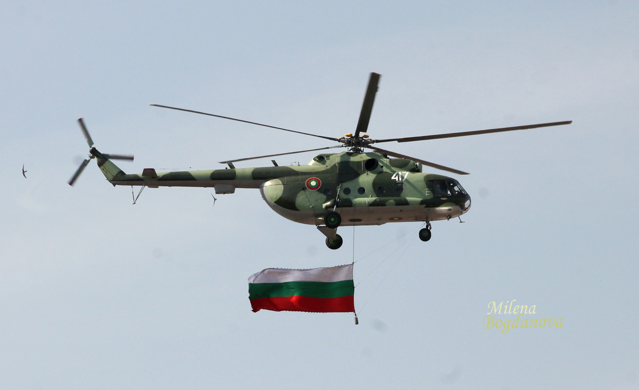 Хеликоптери репетират за военния парад (Видео)