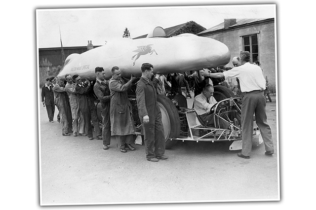 Шизофреничната компоновка на първата кола, ускорила до 600 км/ч