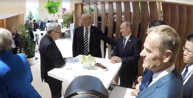 Най-после! Тръмп и Путин си стиснаха ръцете (ВИДЕО)