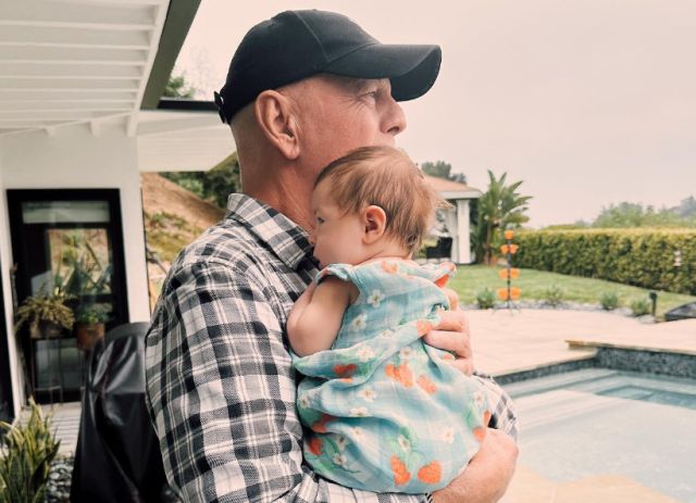 Брус Уилис отпразнува първия си Ден на бащата като дядо (СНИМКИ)