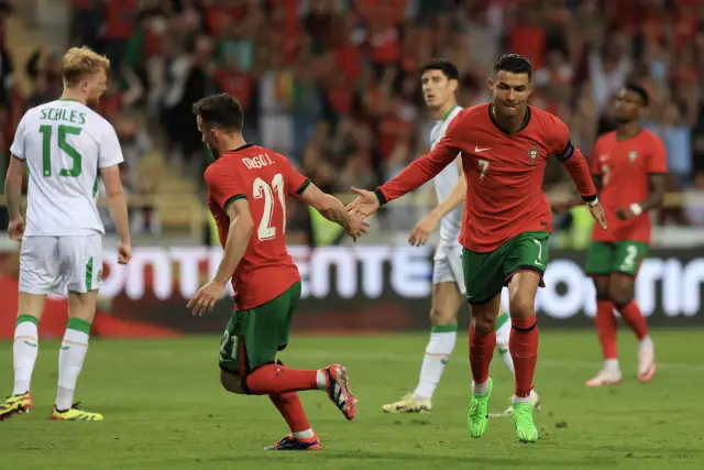 Роналдо с два гола при класика на Португалия