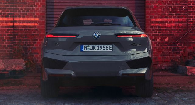 BMW iX M60 дебютира с 610 конски сили