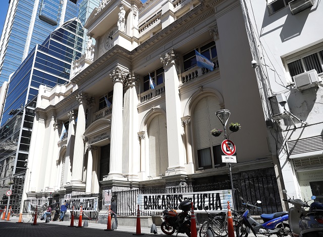 Аржентина в паника! Извиха се опашки пред банките (СНИМКИ)