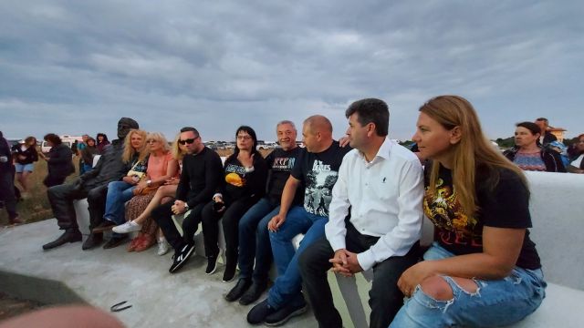 Валери Симеонов и стотици българи посрещнаха Джулай морнинг на Камен бряг с Джон Лоутън