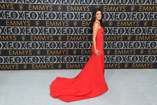 Бременната Суки Уотърхаус и бившата на Лео с впечатляващи червени рокли на наградите 
