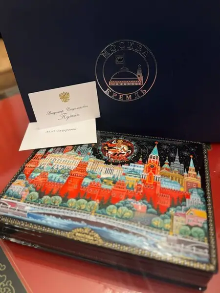 Мария Захарова показа подаръка от Путин за кръглата й годишнина СНИМКА