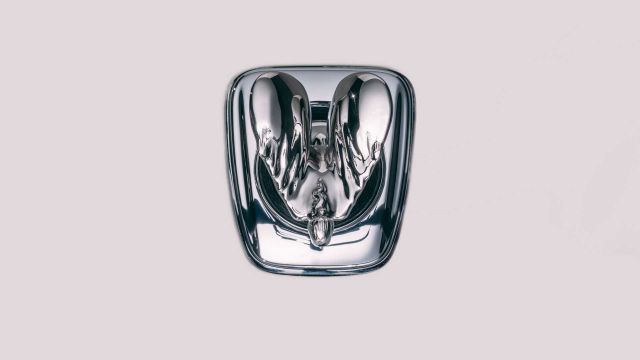 Защо Rolls-Royce промени легендарната си емблема?