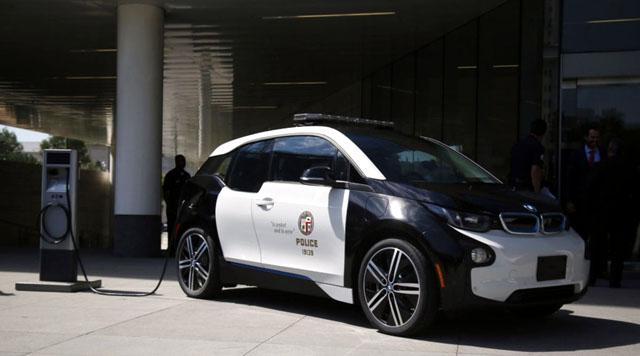 Полицията в Лос Анджелис разпродава електрическите си BMW-та