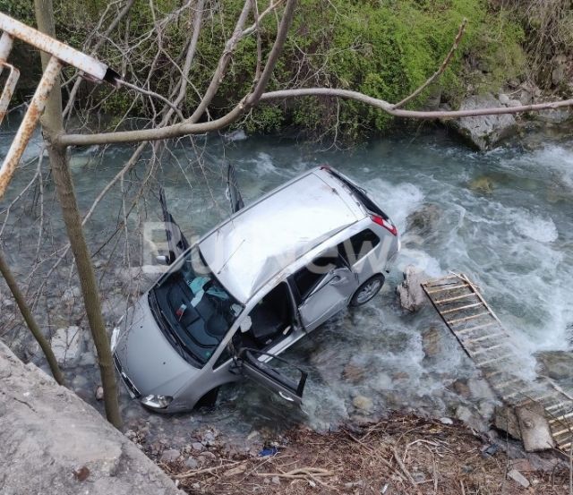  Зрелищна каскада край Враца. Кола скочи в река Лева (СНИМКИ) 