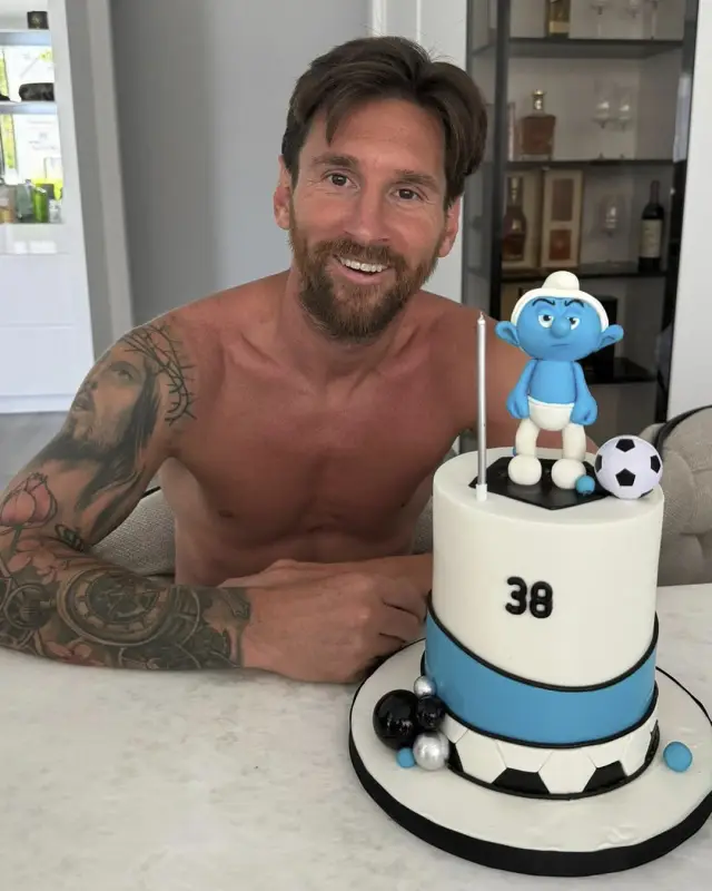  Лео Меси отпразнува рождения си ден с торта със смърф - СНИМКИ 