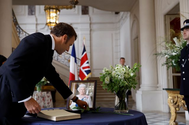 Макрон подписа книгата за съболезнования в британското посолство 