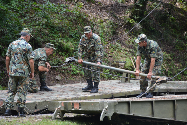 Военни монтираха понтонен мост в Глогово (СНИМКИ)