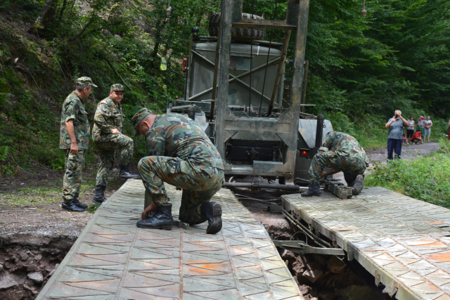 Военни монтираха понтонен мост в Глогово (СНИМКИ)